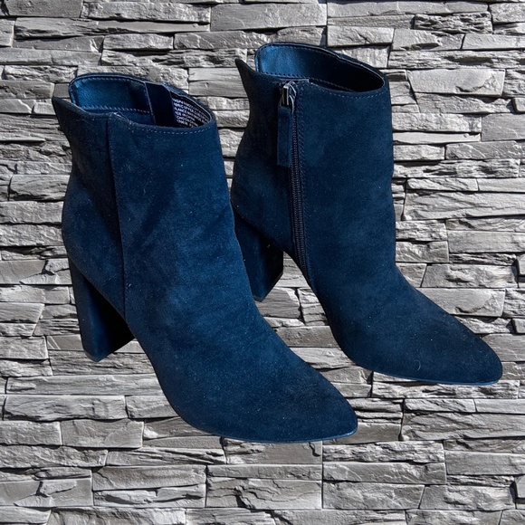 Like New!...Scoop Women's New Black Suede 4" Block Heel Booties Size 6 - Picture 16 of 16